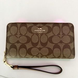 Coach Clutch and wallet that zips!